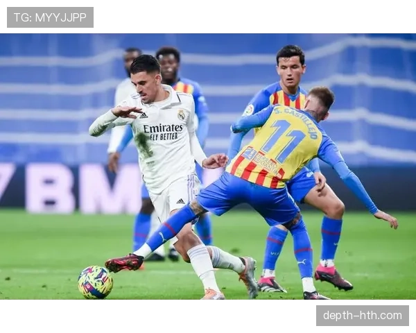 瓦伦西亚昔日强队光环渐退,球队稳定性面临考验,竞争力下滑趋势逐步显现。 瓦伦西亚昔日强队光环渐退,球队稳定性面临考验,竞争力下滑趋势逐步显现。